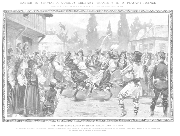 Schwarzes und weißes Bild einer Gruppe von Menschen, die vor einem Publikum tanzen, mit Häusern und Bäumen im Hintergrund und Text unten, der "Ostern in Servia: Eine kuriose militärische Travestie in einem Bauerntanz" lautet.