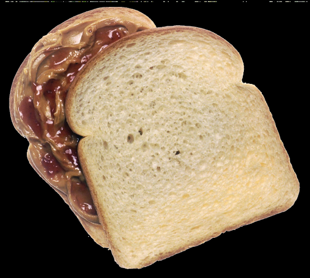 Ein Stück Weißbrot mit einer dicken Schicht reich brauner Erdnussbutter auf einem hellen weißen Hintergrund.