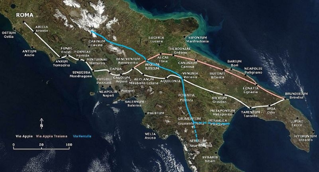 Karte von Italien mit einer blauen Linie, die eine kreisförmige Bahnroute darstellt, die in Rom beginnt und endet und verschiedene beschriftete Städte und Ortschaften durchquert.