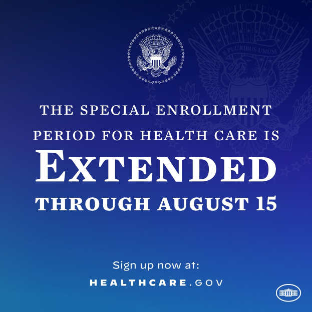 Plakat mit Text und Logo, das besagt: "Die Sonderanmeldezeit für die Gesundheitsversorgung ist bis zum 15. August verlängert."