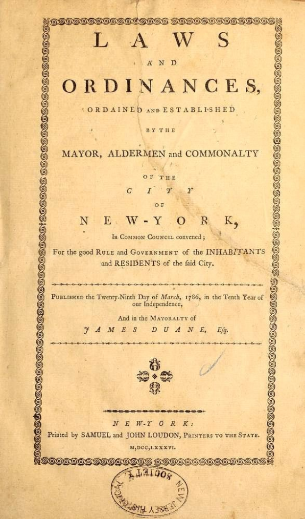 Vorderseite eines alten Buches mit dem Titel "Gesetze und Verordnungen, von Bürgermeister, Stadtrat und Gemeindemitgliedern der Stadt New York erlassen und festgesetzt."