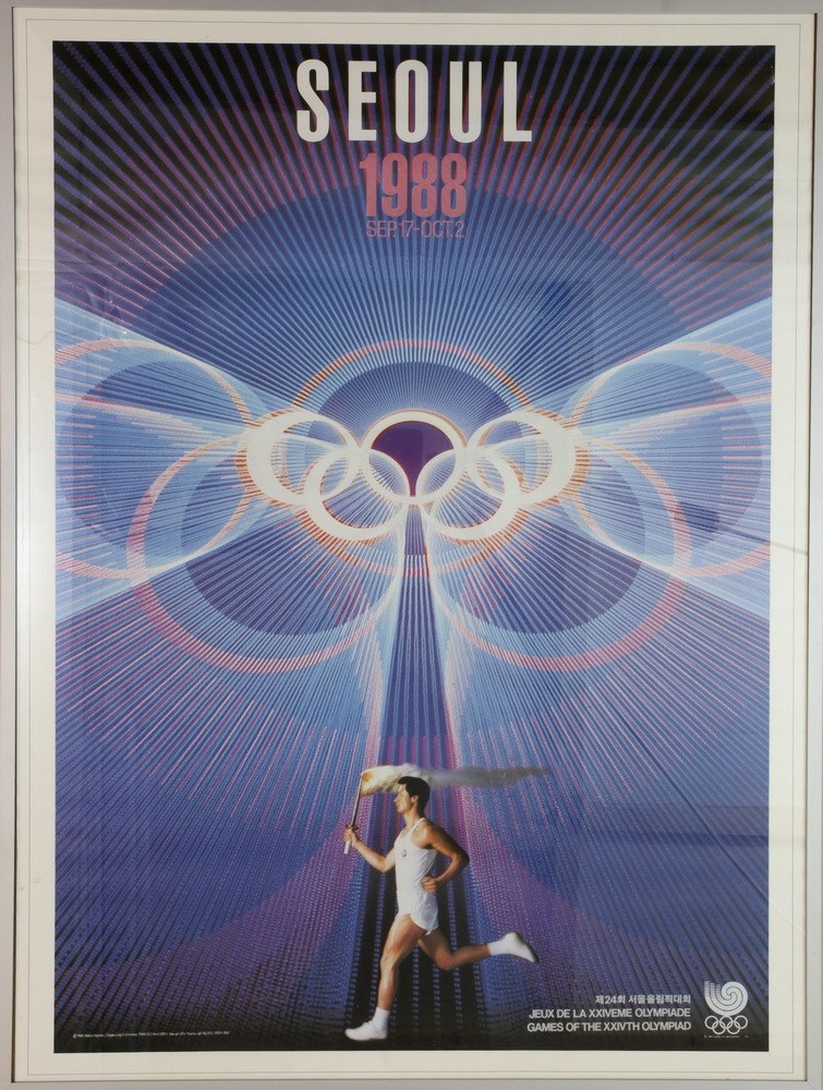 Eine Person, die mit den Olympischen Ringen im Hintergrund läuft und die Wörter 'Olympische Spiele' über einem Plakat für die Olympischen Spiele 1988 in Seoul, Südkorea, geschrieben.