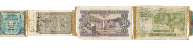 Ein altes Buch mit einer Sammlung von deutschen Banknoten verschiedener Nennwerte, die von 1 bis 99 darauf verteilt sind.