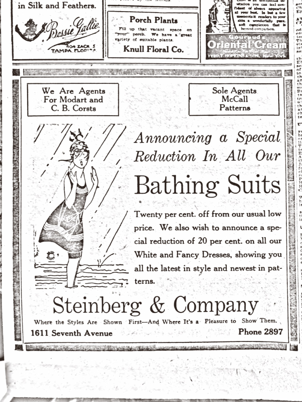 Eine Frau in einem weißen hochgeschlossenen, langärmeligen Kleid mit einem Dutt, die in der Mitte einer Steinberg & Company-Badeanzugwerbung steht, umgeben von Text.