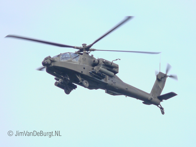 Ein militärisches Chinook-Hubschraubermodell fliegt mit ausgefahrenem Fahrwerk, seine Doppelrotoren drehen sich schnell.