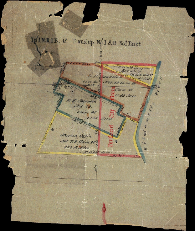 Ein detaillierter Stadtplan auf Papier, der Straßen, Gebäude und Sehenswürdigkeiten zeigt, mit begleitendem Text, der zusätzliche Informationen bereitstellt.