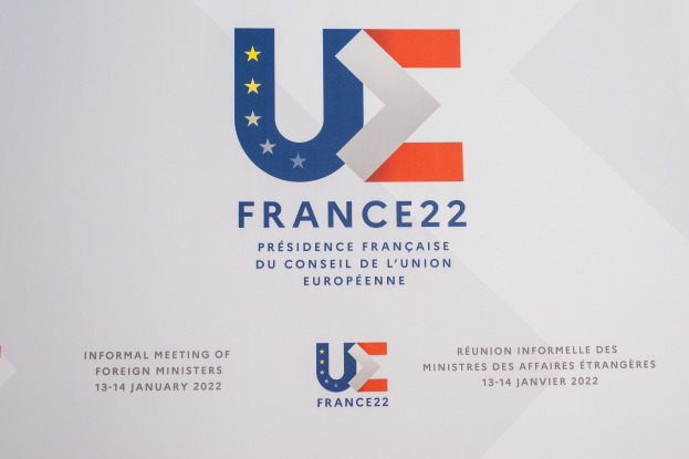 Plakat für die "Frankreich 22 - Inoffizielle Zusammenkunft der Außenminister" mit dem EU-Logo, das einen blauen Kreis, einen weißen Stern und einen weißen Rand zeigt.