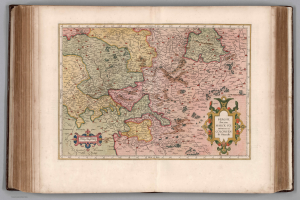 Ein aufgeschlagenes Buch, das eine detaillierte Karte von Deutschland mit ihren verschiedenen Regionen zeigt, begleitet von beschreibendem Text.