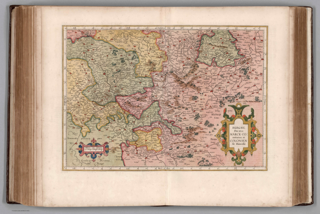 Ein aufgeschlagenes Buch, das eine detaillierte Karte von Deutschland mit ihren verschiedenen Regionen zeigt, begleitet von beschreibendem Text.