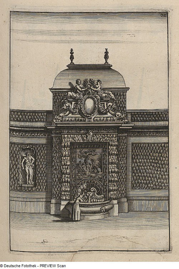 Eine Zeichnung eines Gebäudes mit einem zentralen Brunnen und an der Wand angebrachten Skulpturen, mit dem Wort "Brunnen" unten.