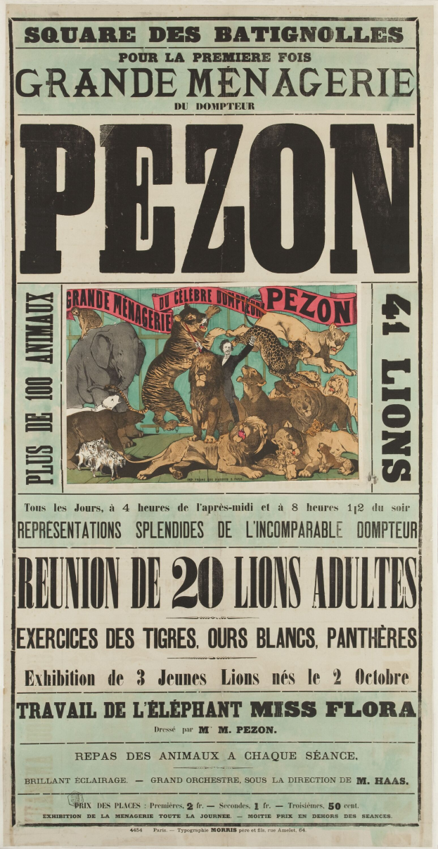 Ein Vintage-Zirkusposter mit Illustrationen von einem Löwen, einer Giraffe, einem Zebra und einem Flusspferd sowie beschreibendem Text über den Zirkus und seine Tiere.