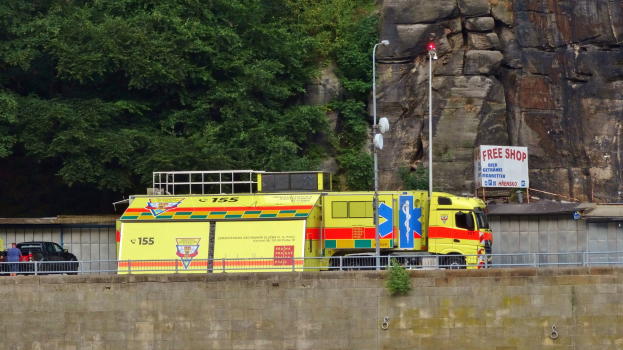 FW-D: Schwerer Verkehrsunfall in Urdenbach - Drei Insassen schwer verletzt, zwei weitere verstorben