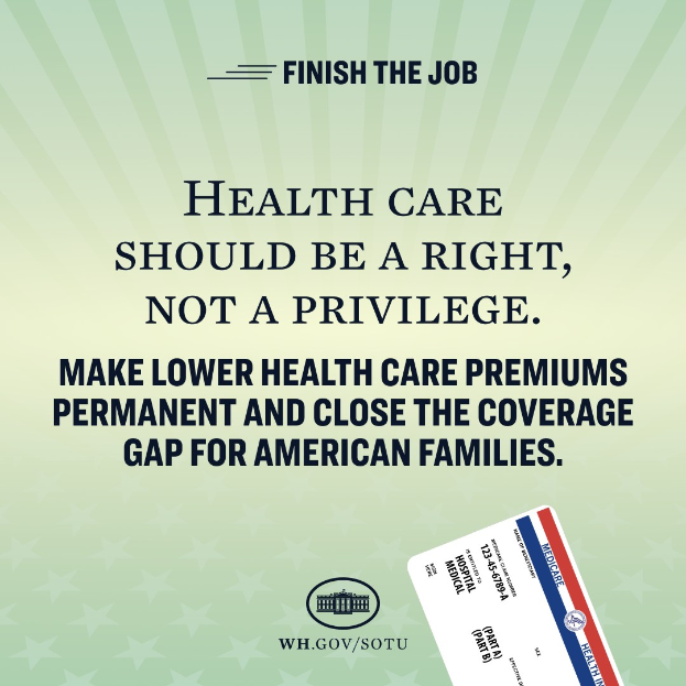 Ein Plakat mit dem Text "Beenden Sie die Arbeit: Gesundheit sollte ein Recht sein, nicht ein Privileg" und einer Karte mit den Worten "Machen Sie niedrigere Gesundheitskosten dauerhaft und schließen Sie die Versorgungslücke für amerikanische Familien" darauf gedruckt.