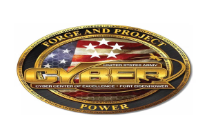 Das Logo des United States Army Cyber Center of Excellence auf Fort Eisenhower, das einen blauen Kreis mit einem weißen Stern und den Text "Forge and Project Cyber Power" in fetter schwarzer Schrift zeigt.
