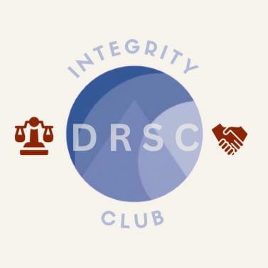 Logo des Integrity Club mit einem blauen Kreis und 'Integrity Club' in weißer Schrift, einer Waage auf der linken Seite und zwei Händen, die sich auf der rechten Seite schütteln.
