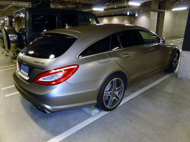 Ein silberner Mercedes-Benz CLS Shooting Brake geparkt in einer Tiefgarage mit Betonpfeilern und Deckenbeleuchtung.