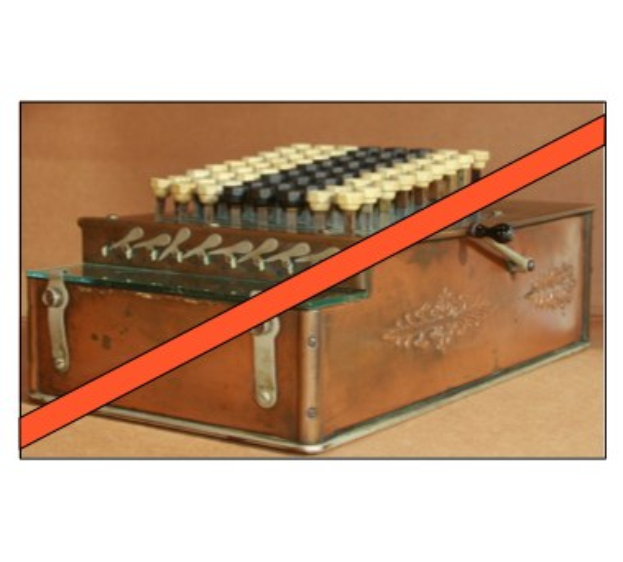 Altmodische Kasse mit rotem Kreuzsymbol auf einem Tisch, mit Tasten und einer roten Schleife.