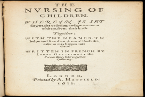 Ein offenes, abgenutztes Buch mit dem Titel "Die Pflege von Kindern" mit zerfransten Seitenrändern, schwarzer Kursivschrift und einem schmalen schwarzen Rahmen um den Titel auf einem weißen Hintergrund.