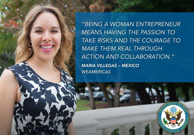 Eine Frau in einem schwarzen und weißen Kleid steht vor einem Zaun mit einem Zitat über Frauenunternehmertum, mit Bäumen, Fahrzeugen und einem klaren blauen Himmel im Hintergrund.