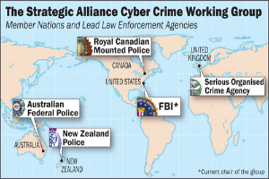 Ein Plakat mit einer bunten Karte der Strategic Alliance Cyber Crime Working Group, umgeben von Logos und Namen beteiligter Organisationen in fetter schwarzer Schrift.