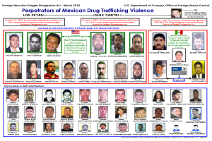 Ein Plakat mit einem hellblauen Hintergrund, das Bilder verschiedener Personen zeigt, die des mexikanischen Drogenhandels beschuldigt werden, alle schauen direkt auf den Betrachter mit ernsten Gesichtern, und der Text "Täter der mexikanischen Drogenhandelsgewalt" in fetter, schwarzer Schrift in der Mitte zentriert.