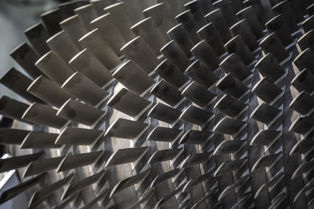 Nahaufnahme eines Jet-Triebwerks mit zahlreichen Metallstacheln vor einem unscharfen Hintergrund.