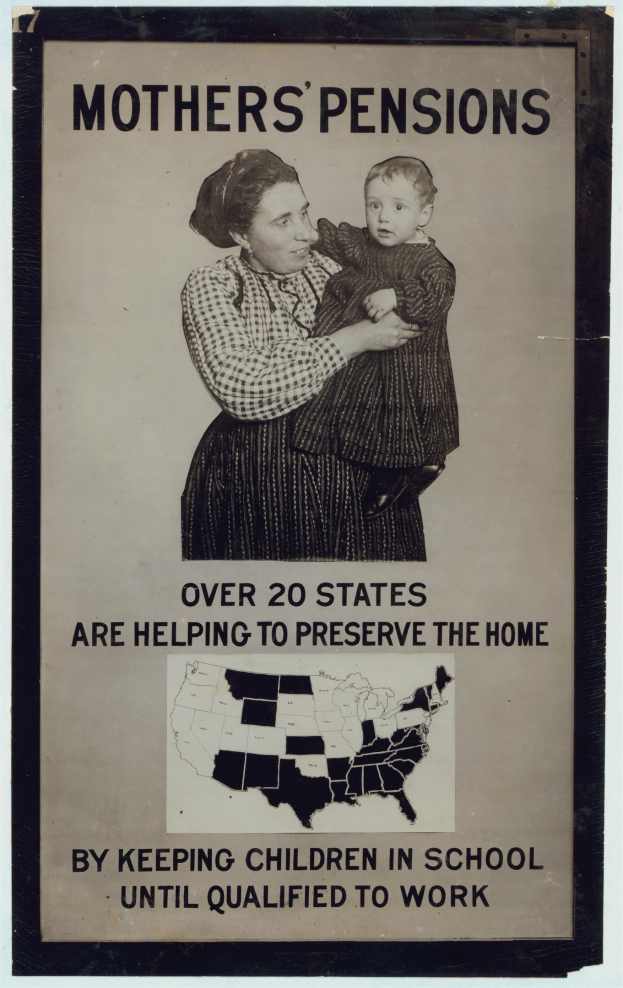 Eine Frau mit einem Baby im Arm, die vor einem Plakat steht, auf dem "Mütterrenten: Über 20 Staaten helfen, das Zuhause zu bewahren" steht.