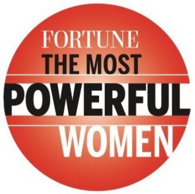 Plakat mit der Aufschrift "Fortune The Most Powerful Women" in fetter schwarzer Schrift auf einem weißen Hintergrund, eingerahmt von einem schwarzen Rand, mit einer bunten Illustration einer Frau in einem gelben Kleid mit ausgestreckten Armen und entschlossener Miene.