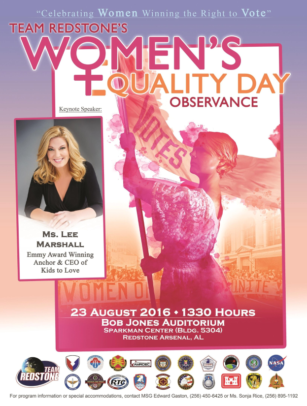 Plakat für die Feier des Women's Equality Day von Team Redstone mit einer Frau, die eine Fahne mit der Aufschrift "Women's Equality" hält und Veranstaltungseinzelheiten unten.