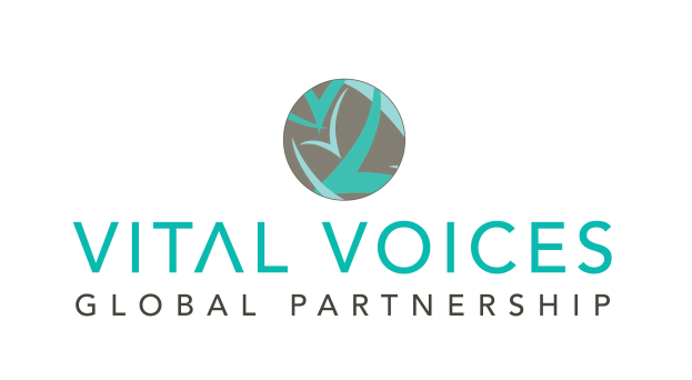 Logo für Vital Voices Global Partnership mit einer weißen Taube mit ausgebreiteten Flügeln innerhalb eines blauen und weißen Gradientenkreises, alles von einem dünnen schwarzen Rand umgeben auf einem weißen Hintergrund.