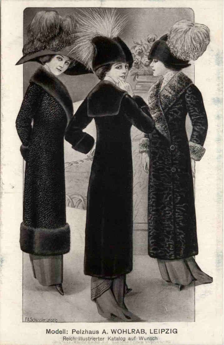Drei Frauen in schwarzen 1920er-Jahre-Mänteln und Hüten stehen nebeneinander neben einem Blumenstrauß, mit Text 'Fashions of the 1920s' unten.