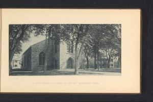 Ein Schwarz-Weiß-Foto der St. Anna-Episkopalkirche und des Pfarrhauses in Merrimack Street, umgeben von Bäumen, mit Text unten im Rahmen.
