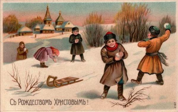 Kinder im Schnee mit einem Schlitten, umgeben von Pflanzen, Bäumen und Häusern, mit dem Text "Russische Weihnachtskarte" unten.