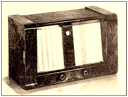 Ein Schwarz-Weiß-Foto eines altmodischen Fernsehers mit rechteckiger Form, schwarzem Rahmen und weißem Bildschirm, vor einem weißen Hintergrund mit leicht unscharfen Rändern für einen vintage-Look.