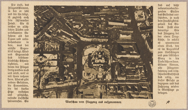 Alte Schwarz-Weiß-Stadtkarte mit detaillierten Straßen, Gebäuden und Sehenswürdigkeiten, begleitet von beschreibendem Text über die Geschichte, Kultur und Attraktionen der Stadt.