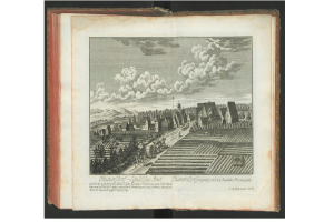 Ein offenes Buch mit dem Titel "Landschaft des Rhein-Württemberg" aus dem Jahr 1805, das eine Zeichnung eines Dorfes mit Häusern, Bäumen, Hügeln und Wolken am Himmel zeigt.