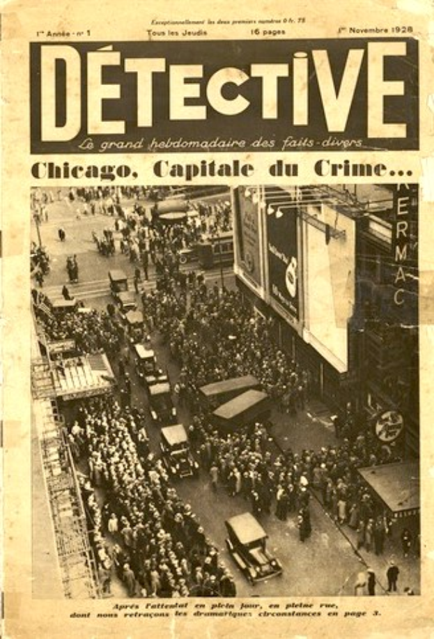 Schwarz-weiß-Fotografie einer belebten Stadtstraße mit Menschen und Fahrzeugen, Gebäude im Hintergrund sichtbar, mit einer Zeitungsschlagzeile "Detective, Chicago, Capital du Crime".