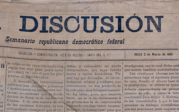 Eine vergilbte, leicht zerknitterte Zeitung mit der Aufschrift "Diskussion" in schwarzer Tinte, die die Schlagzeile "Semanario Repúblicano Democrático Federal" trägt.