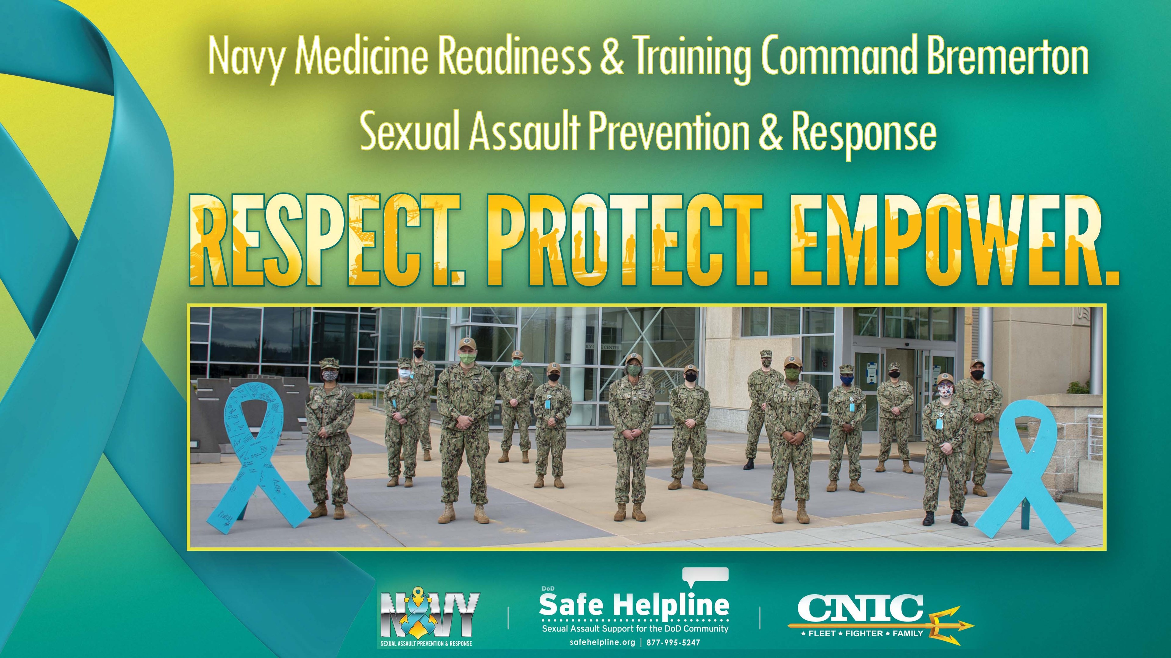 Plakat mit der Aufschrift "Navy Medicine Readiness & Training Command Bremerton: Sexual Assault Prevention & Response - Respect, Protect, Empower" zeigt eine Gruppe von Menschen in Uniformen und Mützen vor einem Gebäude mit Fenstern und Türen.