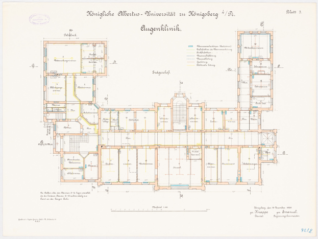 Grundrisszeichnung des Universitätsgebäudes München, zeigt detaillierte Layout mit Räumen, Fluren, Fenstern, Türen und weiteren Merkmalen.