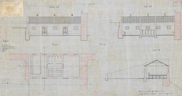 Ein detaillierter architektonischer Grundriss eines mehrfenstrigen Schulgebäudes mit begleitendem Text auf Papier.