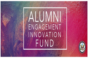 Plakat mit "Alumni Engagement Innovation Fund" in fetter schwarzer Schrift auf weißem Hintergrund und einem Logo in der rechten unteren Ecke.