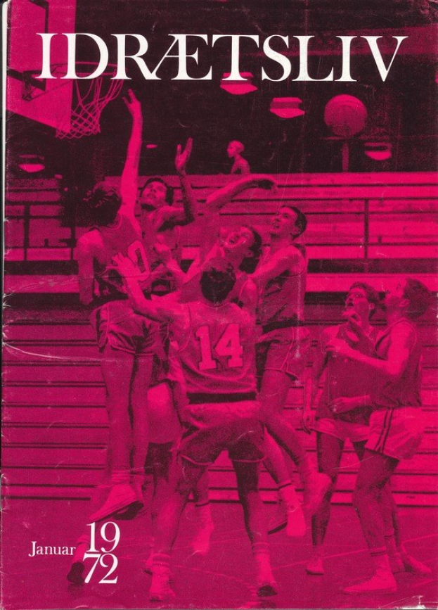Buchumschlag mit einer Gruppe von Menschen in Basketball-Uniformen, die unter einem hellblauen Himmel mit weißen Wolken spielen, datiert Januar 1972.