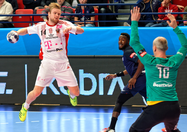 Männer spielen ein Handballspiel bei der Futsal-Weltmeisterschaft 2019 zwischen Bayern München und Paris Saint-Germain, mit Zuschauern im Hintergrund.