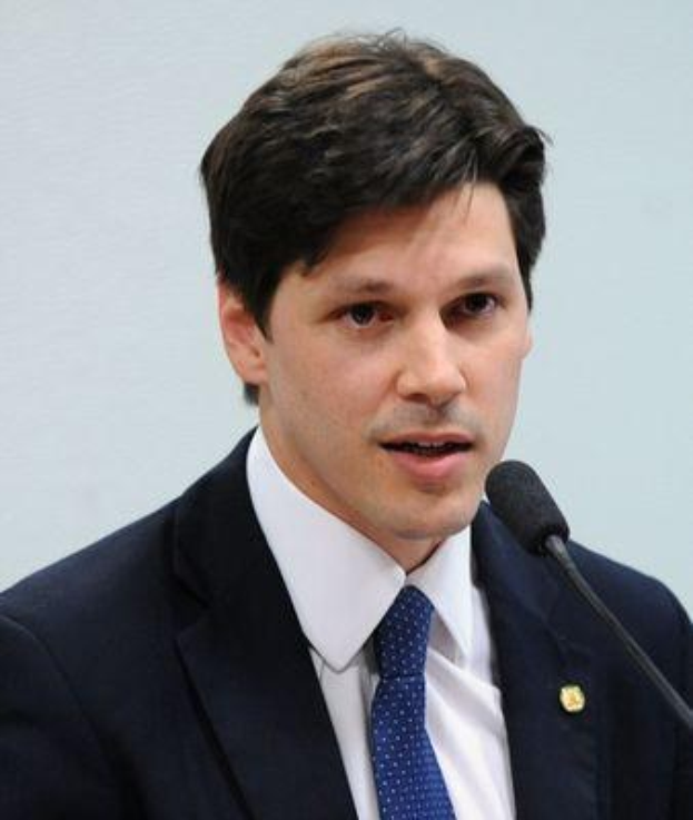 Mann im Anzug und Krawatte spricht in ein Mikrofon an einem Rednerpult, wahrscheinlich zur Genehmigung eines Gesetzes durch die Regierung, um den Internetgebrauch zu verbieten.