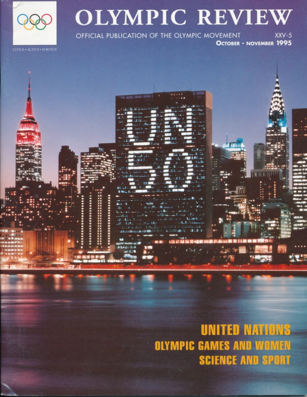 Ein Buch mit dem Titel "Olympic Review Official Publication of the Olympic Movement" mit einer Stadtansicht auf dem Cover, die Gebäude, Lichter und Wasser zeigt, und dem Text "United Nations Olympic Games and Women Science and Sport".