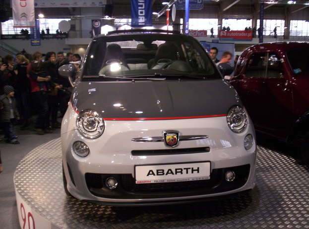 Ein roter Fiat 500 Abarth Wagen auf einer Automesse.