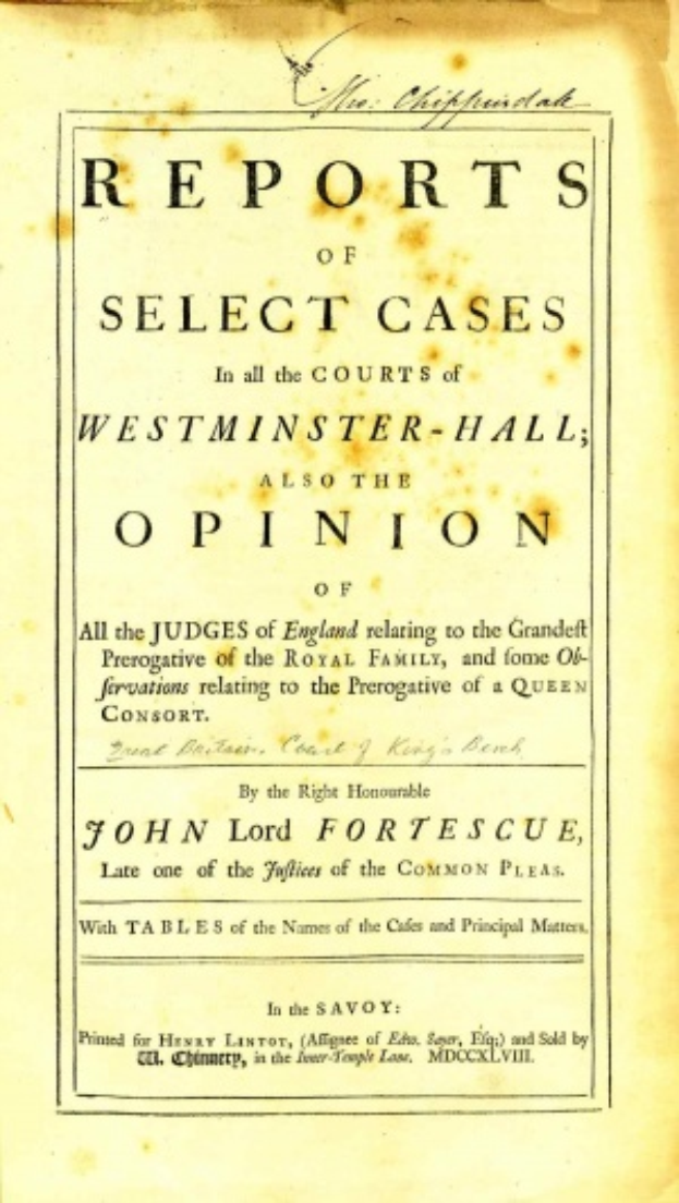 Ein altes Buch mit dem Titel "Berichte ausgewählter Fälle in den Gerichten von Westminster-Hall sowie die Meinung von John Lord Fortescue" ist geöffnet und zeigt eine Seite mit schwarzem Text.