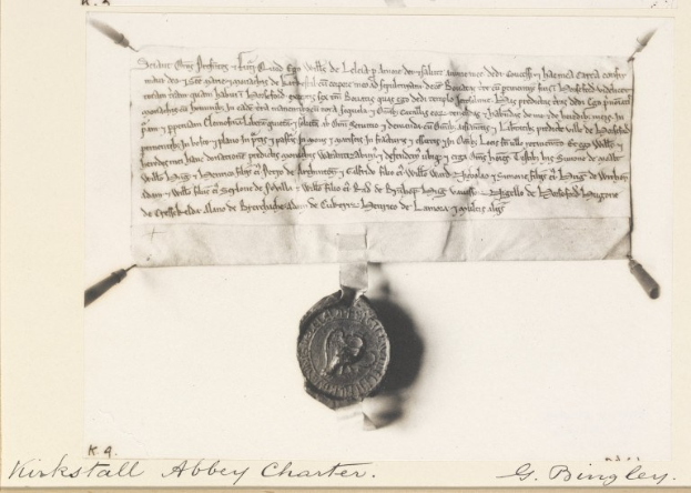 Schwarzes und weißes Foto eines Vertragsdokuments mit einem Wachssiegel am unteren Ende.