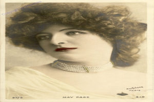 Ein altes Foto einer Frau in einem weißen Kleid und einer zarten Kette mit sanftem Gesichtsausdruck und klassischem Hairstyling, das ein Wasserzeichen trägt.